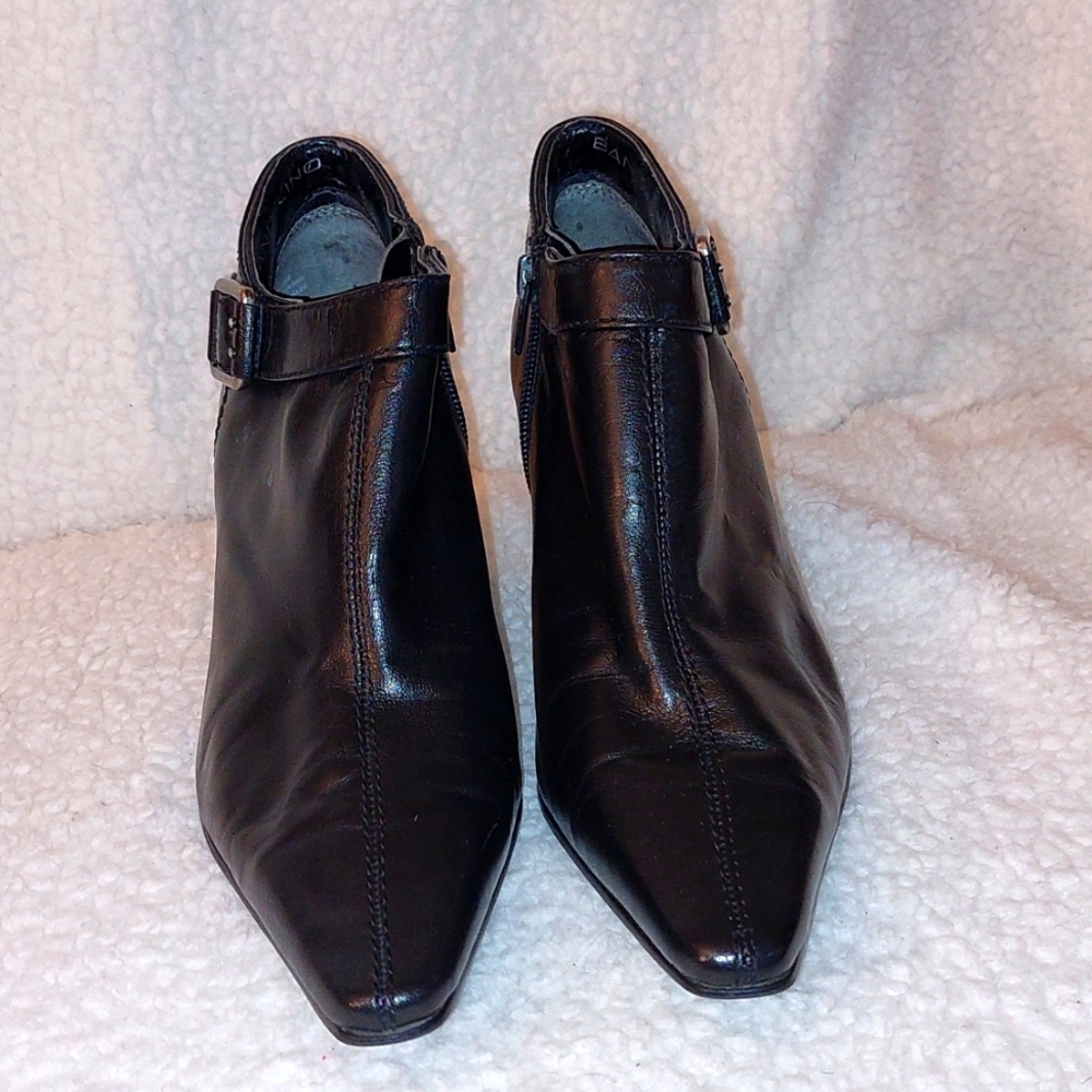 Bandolino black leather heels